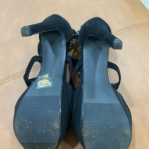 Black High Heel Sandals with Cut-Out Design - Picture 3 of 3